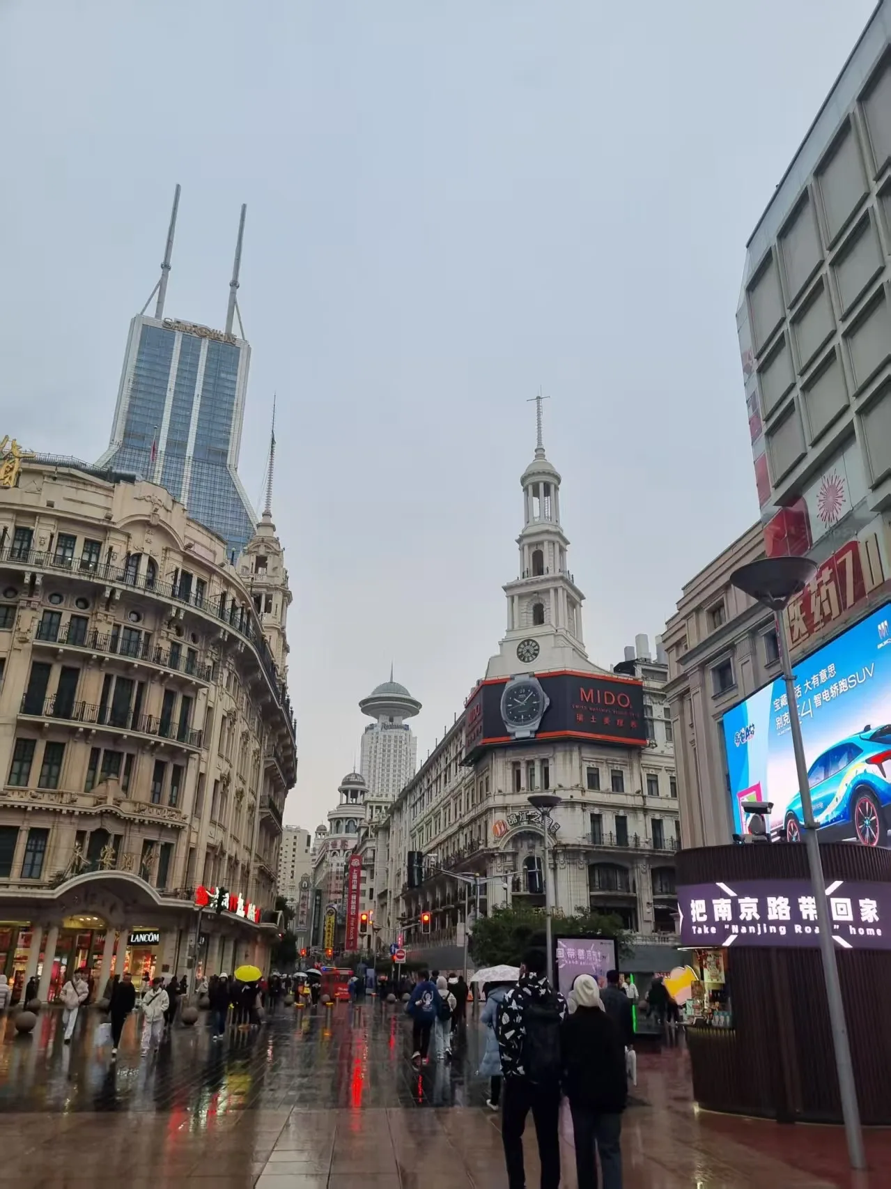 Visitors and buildings on Nanjing Road
